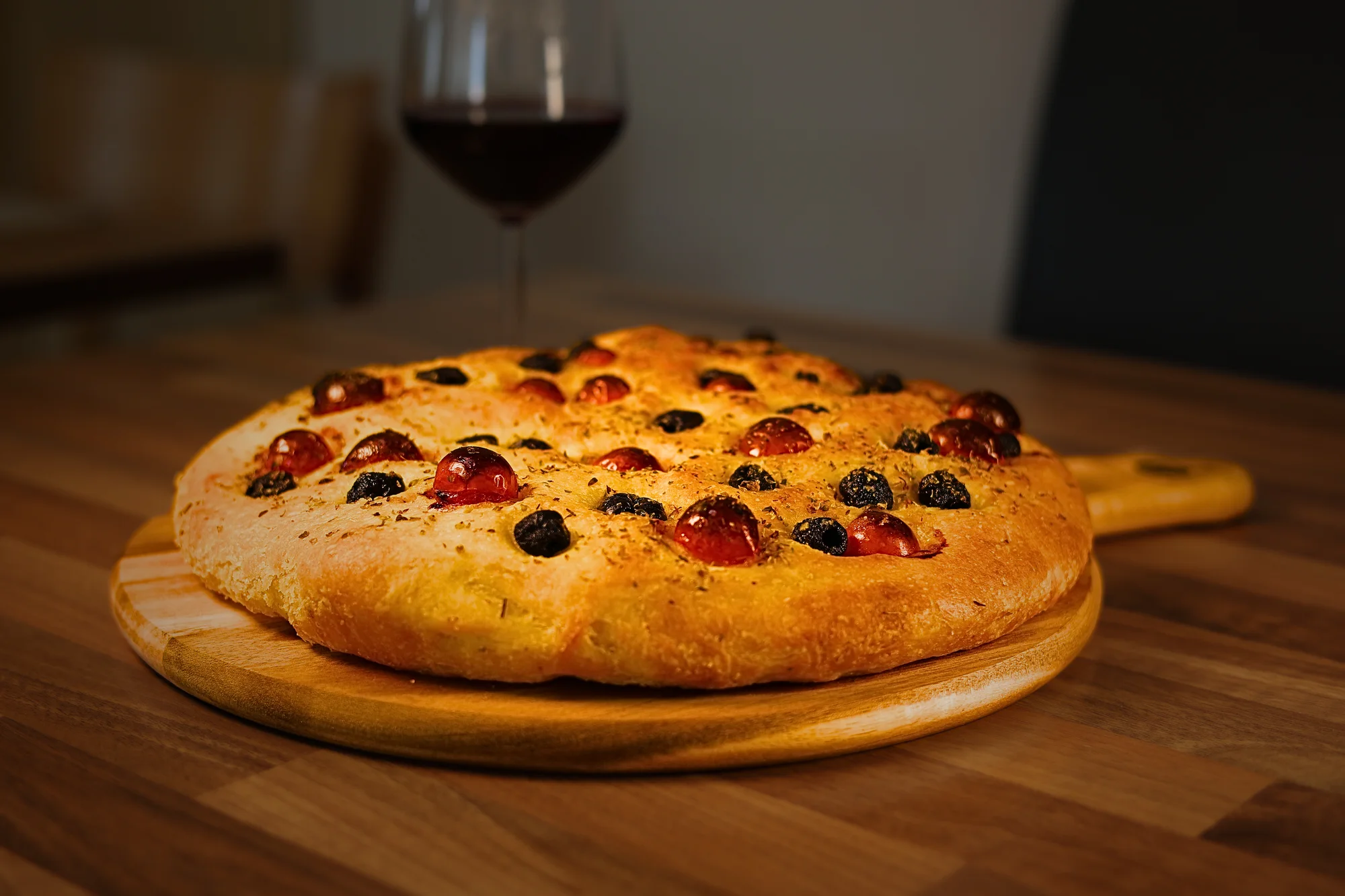 Une focaccia maison servie sur une planche, à la table du restaurant